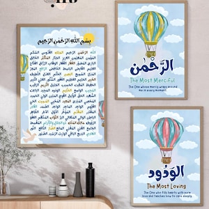 Puede incluir: Tres impresiones artísticas enmarcadas con caligrafía árabe e ilustraciones de globos aerostáticos. Las impresiones presentan colores azul, amarillo y rojo. El texto incluye traducciones al inglés: "The Most Merciful" y "The Most Loving."
