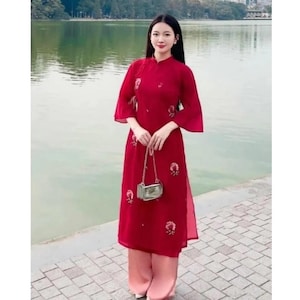 Ao Dai tradizionale vietnamita preconfezionato / Áo dài dáng suông cách tân thêu hoa nổi, màu đỏ, thiết kế nhàng sang trọng, vải voan tơ