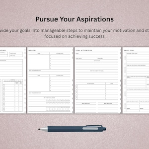 Pu&ograve; includere: Un pianificatore con sezioni per la crescita professionale, gli obiettivi e i piani d'azione. Il testo "Pursue Your Aspirations" e le istruzioni sono in alto. Una penna blu scuro &egrave; appoggiata in basso.