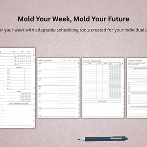 Pu&ograve; includere: Un set di pagine di pianificazione bianche con testo nero, tra cui una dashboard settimanale, un pianificatore settimanale e una panoramica settimanale. Una penna blu &egrave; in basso. Il testo recita "Mold Your Week, Mold Your Future."