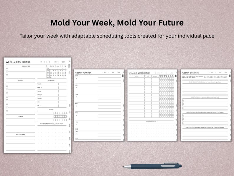 Pu&ograve; includere: Un set di pagine di pianificazione bianche con testo nero, tra cui una dashboard settimanale, un pianificatore settimanale e una panoramica settimanale. Una penna blu &egrave; in basso. Il testo recita "Mold Your Week, Mold Your Future."