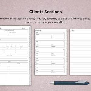 Pu&ograve; includere: Pagine di pianificazione digitale con sezioni clienti, tra cui informazioni sui clienti, contatti e note. Le pagine sono bianche con testo e linee nere. In basso c'&egrave; una penna blu scuro. Il testo recita "Sezioni clienti" e "Dai modelli clienti ai layout del settore della bellezza, alle liste di cose da fare e alle pagine di note. il nostro pianificatore si adatta al tuo flusso di lavoro."