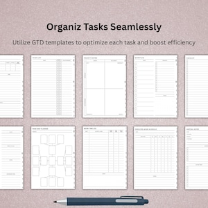 Pu&ograve; includere: Una raccolta di modelli di carta bianca per la gestione delle attivit&agrave;, tra cui un task tracker, una lista di cose da fare e layout di flusso di lavoro. Il testo "Organize Tasks Seamlessly" e "Utilize GTD templates to optimize each task and boost efficiency" sono visualizzati. C'&egrave; una penna blu in basso.