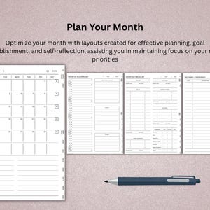 Pu&ograve; includere: Un planner con il testo "Pianifica il tuo mese" e layout per la pianificazione mensile, la definizione degli obiettivi e la definizione del budget. Include un calendario, un riepilogo mensile, un budget e pagine di entrate/uscite. &Egrave; inclusa anche una penna blu.