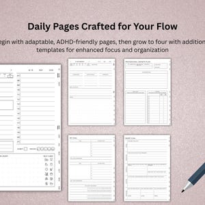 Pu&ograve; includere: Una raccolta di pagine bianche di pianificatore giornaliero con testo nero, tra cui sezioni per priorit&agrave;, obiettivi e cura di s&eacute;. Il testo "Daily Pages Crafted for Your Flow" &egrave; in alto. Una penna blu scuro &egrave; nell'angolo in basso a destra.