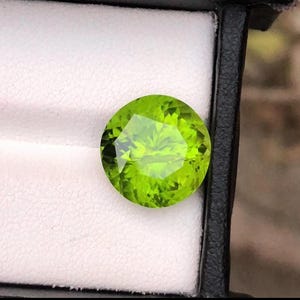 Green Peridot Gemstone: 9.65 ct Round Faceted Stone - Supat Pakistan, Loose Faceted Cut Nature
