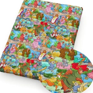 Peut inclure: Un tissu présentant un motif répétitif de personnages animés du film Robin des Bois, incluant des renards, des ours et des lapins dans des tenues colorées, sur un fond de paysages verts, d'eau bleue et de chemins en pierre.