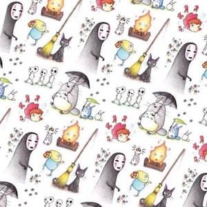 以下が含まれることがあります： 白い生地に、白い仮面をつけた背の高い黒い影、傘をさした灰色の生き物、ほうきを持った黒猫、小さなオレンジ色の炎、小さな白い精霊など、アニメーションキャラクターのイラストが繰り返し描かれたパターン。