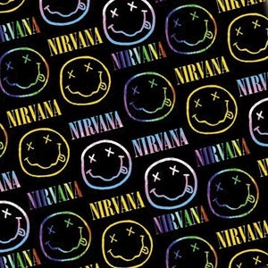 Può includere: Un tessuto nero con un motivo ripetuto del logo Nirvana, composto da una faccina sorridente stilizzata con occhi a forma di X e lingua di fuori, accanto alla parola NIRVANA in testo giallo pieno e in testo con sfumatura multicolore.