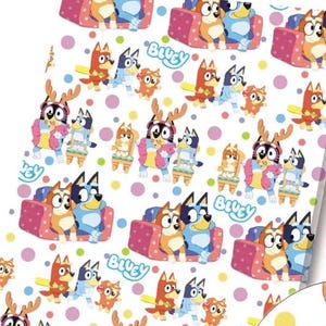 Può includere: Un tessuto bianco con un motivo ripetuto di personaggi Bluey, tra cui Bluey e Bingo seduti su divani rosa, che indossano corna di renna e tengono in mano mazze gialle, intervallati da pois colorati e dal logo Bluey scritto in blu.