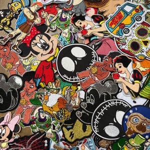 Puede incluir: Una taza de cerámica blanca con un asa negra y el texto "But First, Coffee" en negrita negra. La taza está llena de un líquido oscuro, probablemente café, y se encuentra sobre una superficie clara.