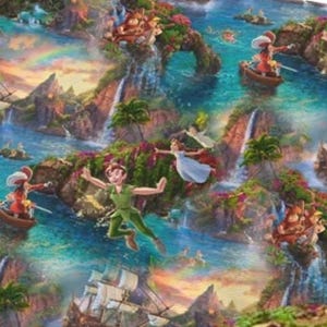 Könnte beinhalten: Eine farbenfrohe Illustration von Nimmerland mit Peter Pan, der in der Mitte fliegt, Wendy Darling, die in der Nähe schwebt, und Kapitän Hook in einem kleinen Boot. Die Szene zeigt tropische Inseln, Wasserfälle und ein Piratenschiff.