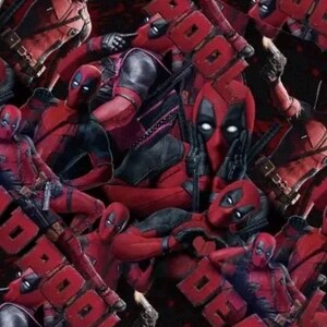 Peut inclure: Un motif de tissu présentant plusieurs illustrations du personnage Deadpool en costume rouge et noir, posant dans diverses postures d'action. Le mot Deadpool est imprimé en grandes lettres rouges foncées sur tout le motif.