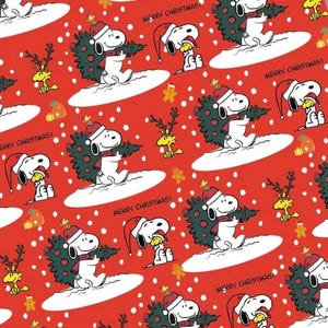 Peut inclure: Un papier cadeau rouge avec un motif répétitif de Snoopy portant un bonnet de Père Noël et un sapin de Noël, Woodstock avec des bois de renne, des biscuits en pain d'épice et le texte Merry Christmas imprimé en lettres noires.