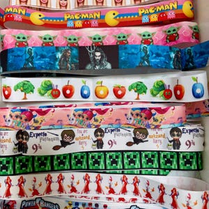Pode incluir: Uma coleção de dez fitas de gorgorão empilhadas com vários designs impressos, incluindo Barbie, Pac-Man, Grogu, Aquaman, A Lagarta Muito Comilona, Shimmer e Shine, Harry Potter, creepers de Minecraft, Jessica Rabbit e Power Rangers.