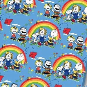 Peut inclure: Un tissu bleu clair avec un motif répétitif de personnages Peanuts, dont Snoopy, Charlie Brown et leurs amis. Le design comprend des arcs-en-ciel colorés, des cerfs-volants rouges et de petites fleurs éparpillées sur le fond bleu vif.