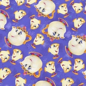 Può includere: Un tessuto viola con un motivo ripetuto di Mrs. Bric e Chicco de La Bella e la Bestia. Il design include teiere color crema con accenti rosa e blu e piccole tazze da tè con volti sorridenti sparsi su tutta la superficie del tessuto.