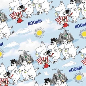 Op de afbeelding: Een lichtblauw stofpatroon met herhalende Moomin-figuren, waaronder Moominpappa met een zwarte hoge hoed, Moominmamma met een rood-wit gestreept schort en Little My in een rode jurk, samen met gele zonnen, bergen en witte vogels.