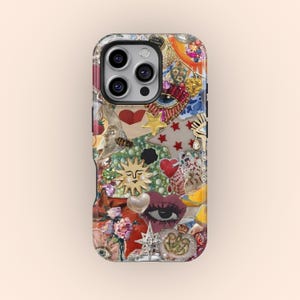 Op de afbeelding: Decoratieve telefoonhoes met een collage van verschillende elementen. Het ontwerp bevat harten, sterren, een zonnegelaat en bloemmotieven in een mix van kleuren. De hoes heeft een transparante rand en een camera-uitsparing.