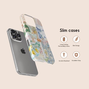 K&ouml;nnte beinhalten: Ein silbernes Smartphone mit einer dekorativen Handyh&uuml;lle. Die H&uuml;lle hat ein farbenfrohes, k&uuml;nstlerisches Design mit Zitronen, Blumen und italienisch inspirierten Bildern. Der Text "Slim cases" wird angezeigt.