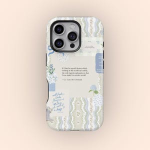 Puede incluir: Una funda de teléfono blanca con un patrón floral y una cita de C.S. Lewis: "Si encuentro en mí mismo deseos que nada en este mundo puede satisfacer, la única explicación lógica es que fui hecho para otro mundo." -C.S. Lewis, _Las Crónicas de Narnia_