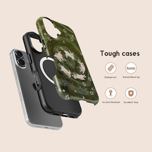 Puede incluir: Funda de tel&eacute;fono con un dise&ntilde;o verde y blanco con un patr&oacute;n en espiral, estrellas e ilustraciones de conejos. El texto "Tough cases" se muestra con iconos que indican caracter&iacute;sticas como a prueba de golpes y resistente a los ara&ntilde;azos.