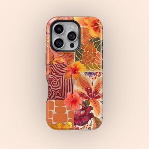Peut inclure: Coque de téléphone avec un motif floral coloré. Le boîtier présente un motif patchwork avec des fleurs orange, rouges et jaunes, dont des hibiscus et des lys. Le boîtier a une finition brillante et un bord noir.