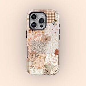 Op de afbeelding: Een telefoonhoesje met een patchwork-ontwerp. De hoes heeft een collage van verschillende patronen, waaronder bloemenprints, ruitjes en abstracte ontwerpen in tinten beige, bruin en crème. De hoes heeft een glanzende afwerking en een camera-uitsparing.