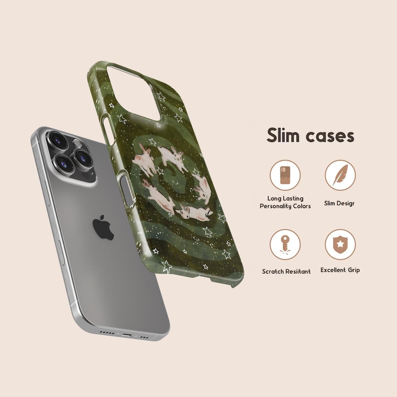Puede incluir: Un tel&eacute;fono inteligente plateado junto a una funda verde. La funda presenta un dise&ntilde;o en espiral con gatos blancos y formas de estrella. Las palabras "Slim cases" se muestran en la esquina superior derecha.
