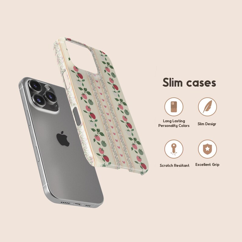 Peut inclure: Une coque de t&eacute;l&eacute;phone florale blanche et rose avec un motif de petites fleurs rouges et blanches et de feuilles vertes. La coque est con&ccedil;ue pour un smartphone avec un d&eacute;coupage pour l'objectif de l'appareil photo. La coque est pr&eacute;sent&eacute;e sur un smartphone argent&eacute;.