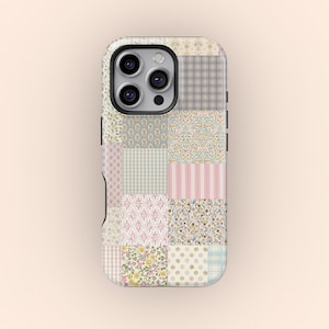 Puede incluir: Una funda de teléfono con diseño de patchwork en colores pastel. El diseño incluye patrones florales, a cuadros, a rayas y de lunares. La funda tiene un borde negro y un recorte para la cámara.