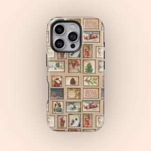 Puede incluir: Una funda de teléfono con un collage de sellos postales vintage con temática navideña. Los sellos representan a Papá Noel, árboles de Navidad y escenas invernales en tonos rojos, verdes y marrones. La funda tiene un borde negro.