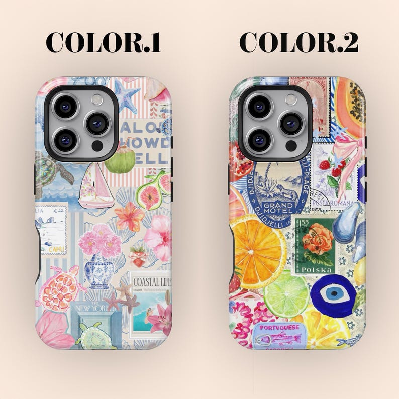 K&ouml;nnte beinhalten: Zwei Handyh&uuml;llen mit farbenfrohen Collage-Designs. Eine zeigt nautische Elemente, Blumen und Fr&uuml;chte. Die andere zeigt Briefmarken, Fruchtscheiben und ein blaues Augensymbol. Der Text "COLOR.1" und "COLOR.2" steht oben.