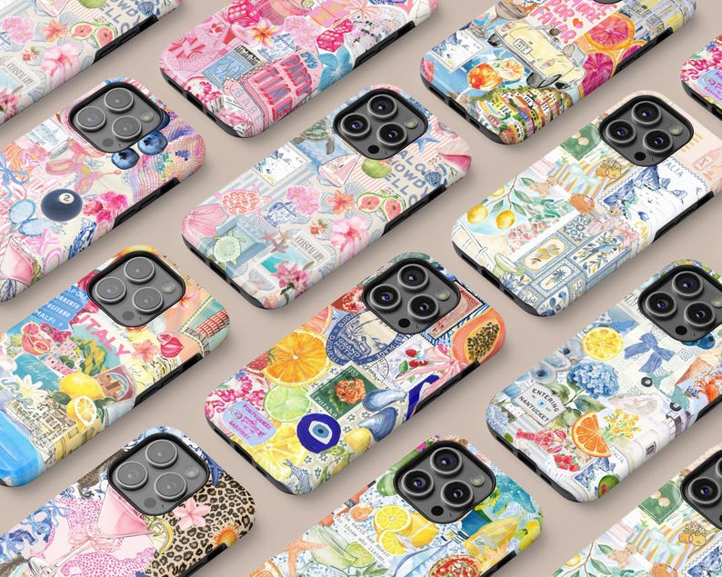 K&ouml;nnte beinhalten: Eine Sammlung von Handyh&uuml;llen mit farbenfrohen, gemusterten Designs. Die H&uuml;llen zeigen florale, fruchtige und reisebezogene Grafiken. Jede H&uuml;lle hat einen Kameraausschnitt und einen schwarzen Rand, der verschiedene Kunststile zeigt.