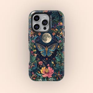 Puede incluir: Una funda de teléfono con un diseño floral y de mariposa vibrante. La funda tiene un fondo azul oscuro con flores coloridas, hojas verdes y una gran mariposa con alas azules y doradas. Una luna llena está centrada encima de la mariposa.