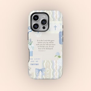 Op de afbeelding: Een telefoonhoesje met een bloemen- en patroonontwerp in tinten blauw, wit en beige. De hoes bevat een citaat uit Deuteronomium 31:8 en de tekst "HOW LUCKY ARE WE".