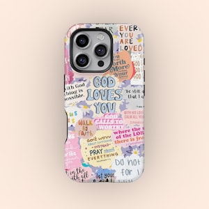 Op de afbeelding: Een telefoonhoesje met een collage-ontwerp met de woorden "God Loves You" in een blauw bubbellettertype. De hoes heeft een verscheidenheid aan andere inspirerende zinnen en bloemaccenten in een pastelkleurenpalet.
