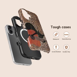 Może przedstawiać: Etui na telefon z czarnym kotem grającym na gitarze. Wz&oacute;r to nadruk w cętki. Widoczny jest tekst "Tough cases". Etui jest pokazane warstwami, z widocznym telefonem.