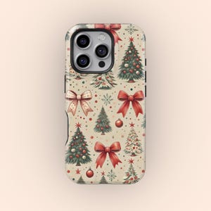 Puede incluir: Funda de teléfono con un diseño navideño festivo. El diseño presenta ilustraciones de árboles de Navidad, lazos rojos, copos de nieve y adornos sobre un fondo crema. La funda está diseñada para un teléfono inteligente.