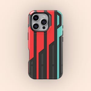 Puede incluir: Una funda de teléfono inteligente con un diseño geométrico. La funda presenta un patrón de líneas verticales rojas, negras y turquesas. La funda tiene un borde negro y un recorte para la cámara.