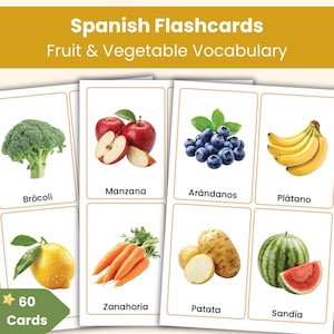 Puede incluir: Tarjetas didácticas en español con vocabulario de frutas y verduras. Las tarjetas muestran imágenes de brócoli, manzanas, arándanos, plátanos, limones, zanahorias, patatas y sandías. Cada tarjeta incluye el nombre en español del alimento. El juego contiene 60 tarjetas.