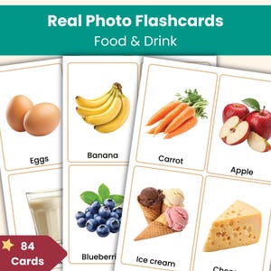 Può includere: Un set di flashcard con foto di cibo, intitolato "Real Photo Flashcards Food & Drink". Le carte presentano immagini di uova, banane, carote, mele, mirtilli, gelato e formaggio. Il set include 84 carte.