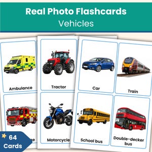 Può includere: Un set di flashcard educative intitolato Real Photo Flashcards Vehicles, composto da 64 carte con immagini di un'ambulanza, un trattore, un'auto, un treno, un camion dei pompieri, una moto, uno scuolabus e un autobus a due piani con etichette.