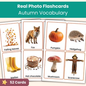 Pode incluir: Um conjunto de 52 cartões educativos intitulado Real Photo Flashcards Autumn Vocabulary. Cada cartão apresenta uma imagem clara e uma etiqueta, incluindo folhas a cair, uma raposa, uma abóbora, um ouriço, galochas amarelas, chocolate quente, um cogumelo e um espantalho.