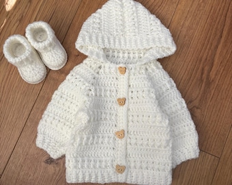 Conjunto de cárdigan con capucha y patucos de bebé de ganchillo, hecho a mano.