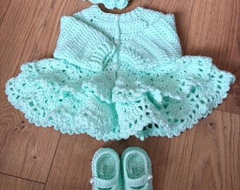 Conjunto de casaquinho de crochê para recém-nascido: sapatinhos estilo Mary Jane, faixa de cabelo, casaquinho em camadas