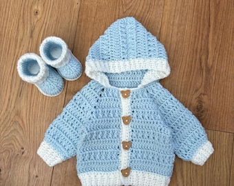 Completo composto da cardigan con cappuccio e scarpine all'uncinetto, realizzato a mano, taglia neonato-6 mesi.