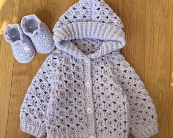 Completo composto da cardigan con cappuccio e scarpine all'uncinetto per bambine, a forma di petalo.