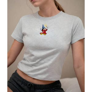 Maglietta per neonati con Topolino stregone ricamato, top corto Fantasia Disney, maglietta minimalista di Topolino, grazioso completo magico Disney immagine 4