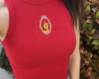 Disney Nalle Puh broderat linne, Disney Puh-skjorta, tecknat ribbat linne, estetisk Disney-outfit, Disney-sommarreseoutfit